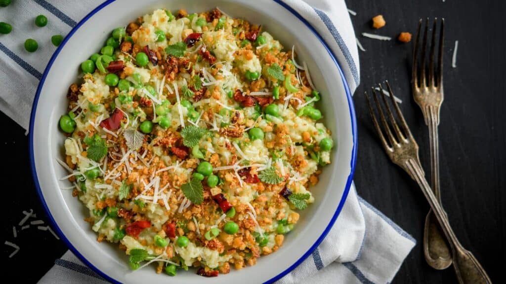 Creamy risotto with peas and crunchy toppings